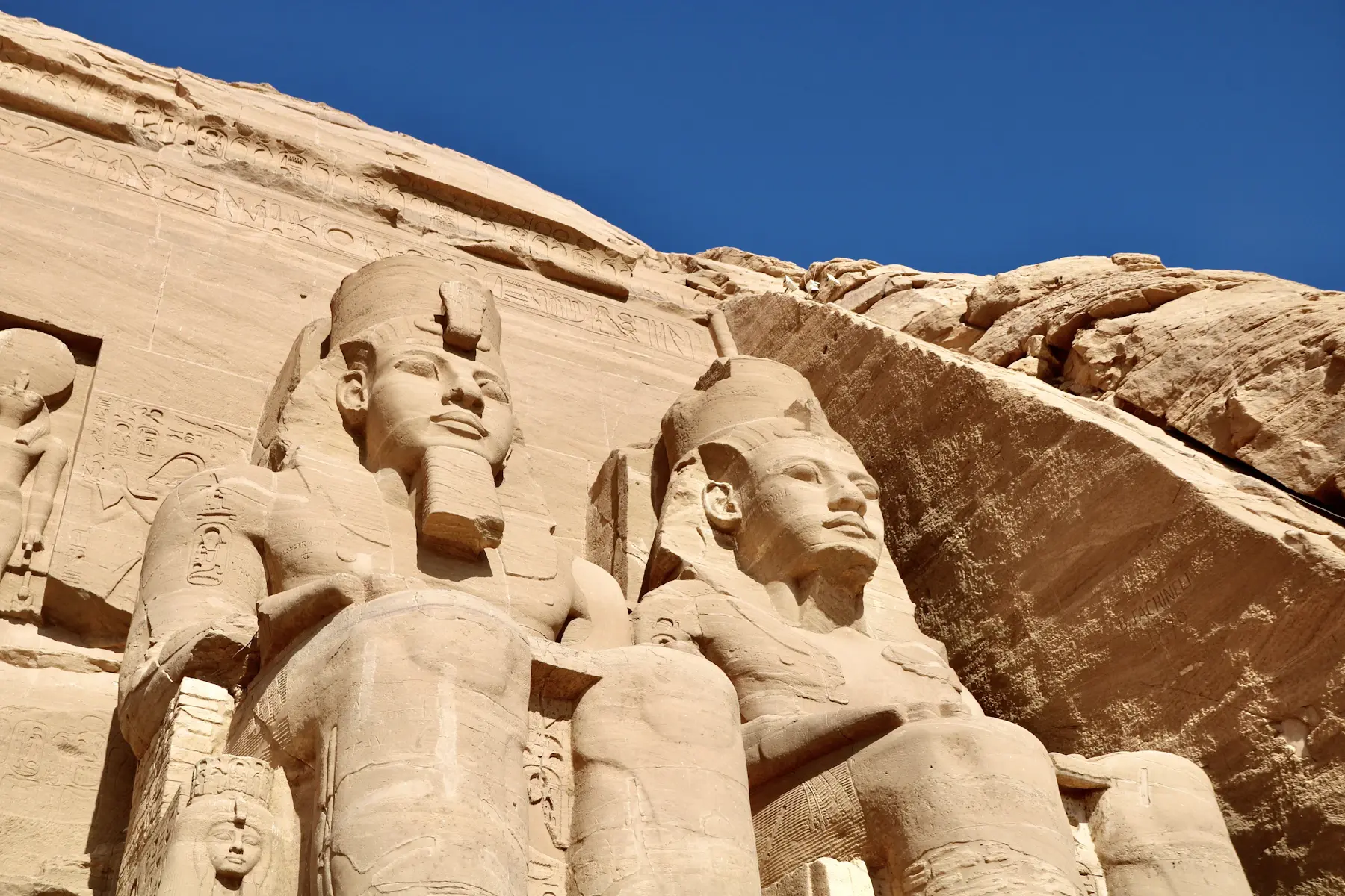 Die kolossalen Statuen von Ramses II. in Abu Simbel aus der Nähe