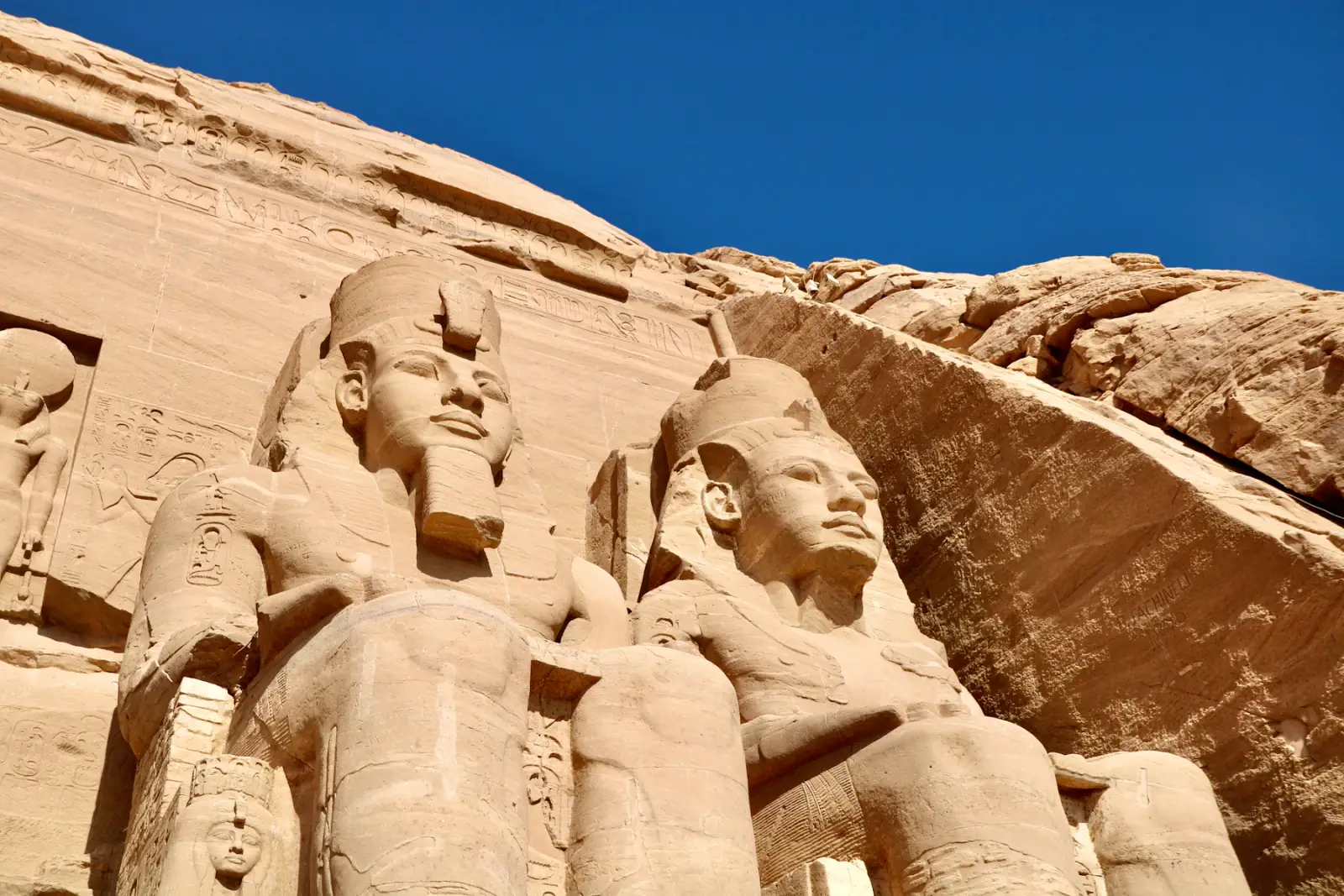 Die Kolossalstatuen von Ramses II. vor dem großen Tempel von Abu Simbel